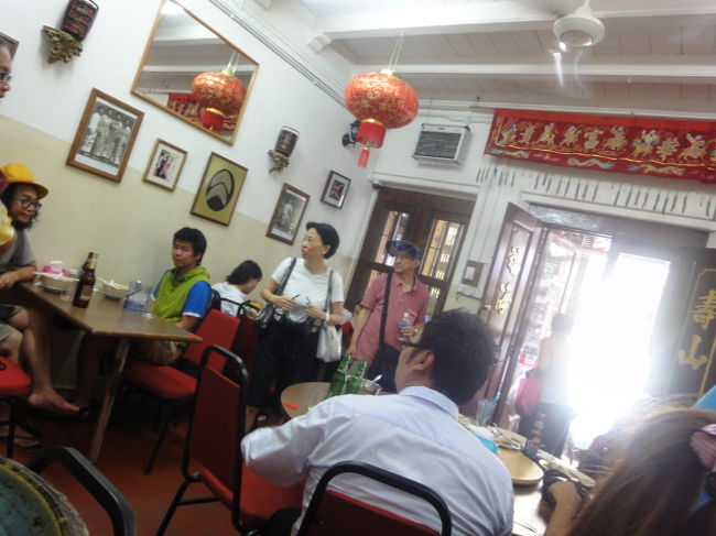 店内は狭いですが、沢山の人で溢れていました。