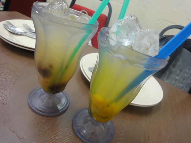 まずは飲み物。<br /><br />マンゴージュースとプラムジュース