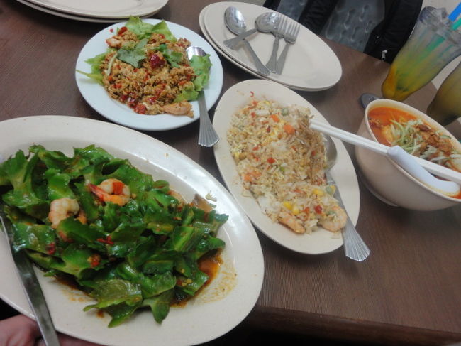 ラクサ、サンバル入りチャーハン、エビ卵炒め、<br />あと…一番手前のは良くわからない炒め物<br /><br />どれも美味しくてとっても安くて感動です！！