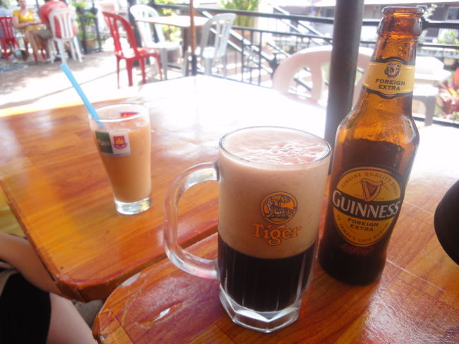 暑くて疲れたので一休み。<br /><br />コーヒー１杯２RMと激安！