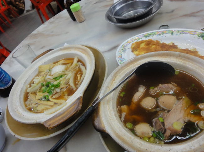 「肉骨茶」（パクテー）と「野菜肉骨茶」<br /><br />どちらもとてもサッパリとしたお味でした！<br /><br />マラッカの1日旅行、これで終了です♪