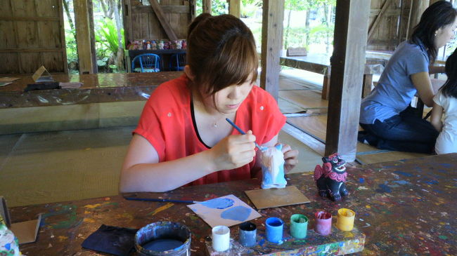 今年の２月に来た時に雌のシーサーの絵付けをしたので、今回ペアにする雄を作成中。