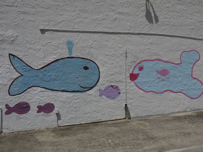 ラブリーな落書き。<br /><br />このあたりに青空ギャラリーが何軒か店開き。<br />売ってる人がアーティスト？<br />いいなと思うものもあったけど、もって帰るのが大変そう。