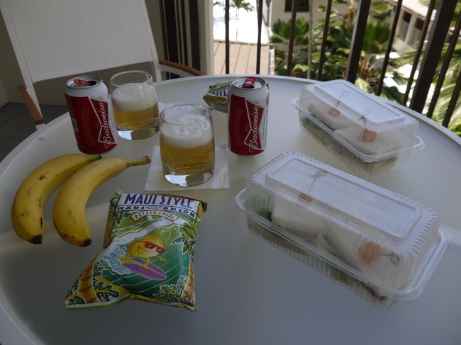 ホテルのラナイで、買い置きのビールとちょっと不安なサンドイッチのランチ。<br />大丈夫！<br />このローストビーフサンド、すっごくおいしい。