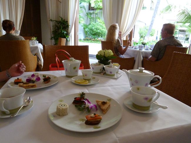 予約サイトの客用にアフタヌーンティーも招待カードがあったので、せっかくだから行って見ました。<br /><br />クラシックなコロニアル風のオープンエアの席で、サンドイッチとティー。<br />アフタヌーンティーは初めてだったので、ちょっとウレシイ。