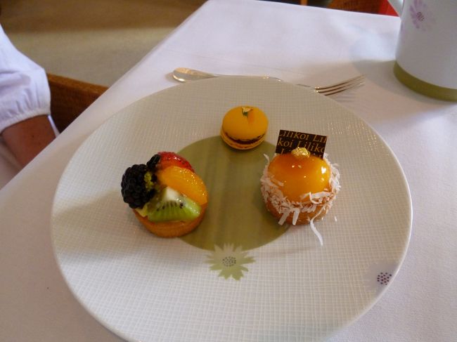 ケーキをセレクト。<br /><br />おなかいっぱいなので1個にしようと思っていたのにサービスの人の勧めに負けてつい、3個・・・