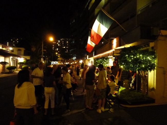 混んでる店発見。<br />30分くらいかかるみたいだから、ちょうどいいので名前をかいて、そのへんをブラブラ。