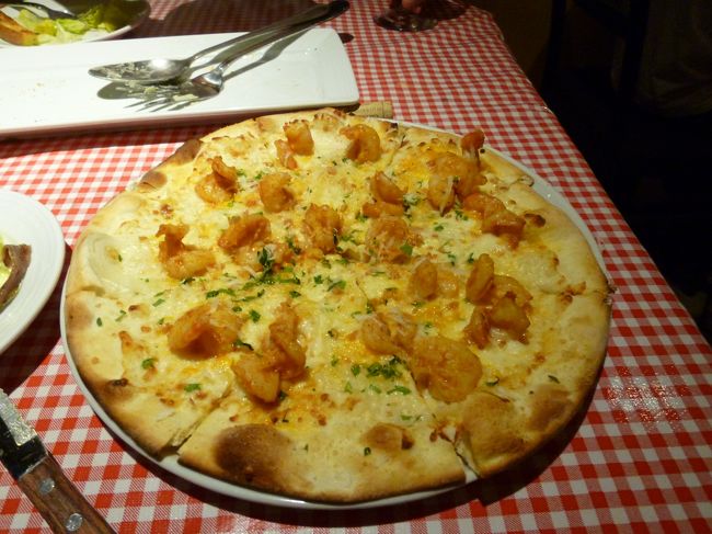 すごくでっかい小エビのピザ。