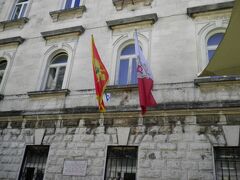 コトルの旧市街です。
モンテネグロとコトルの旗です。