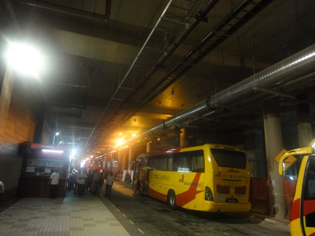 KLセントラルから「Go　Genting」というバスに乗って行きます。