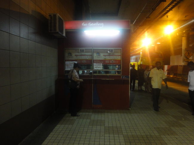 チケットはKLセントラルの２階で買うか、または地下のバス乗り場にもチケットカウンターがありました。<br /><br />