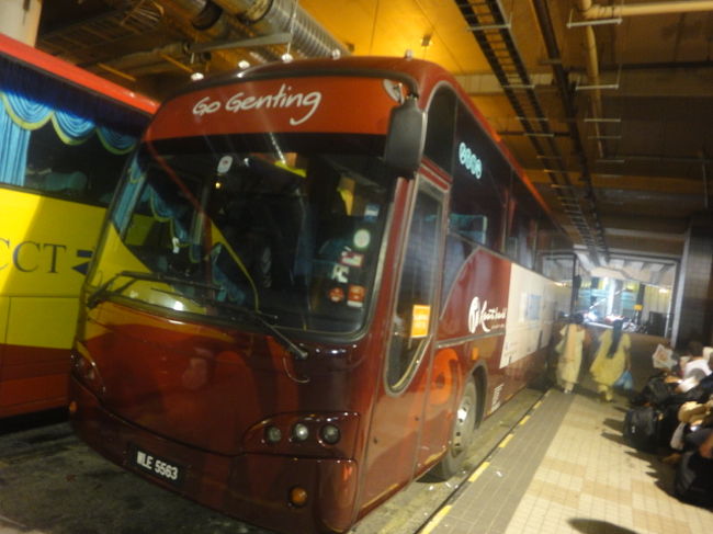 このバスに乗って行きます。