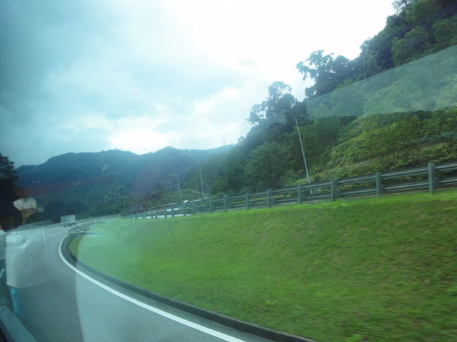 途中の景色はとても良いです！<br />山道を走っていきます。