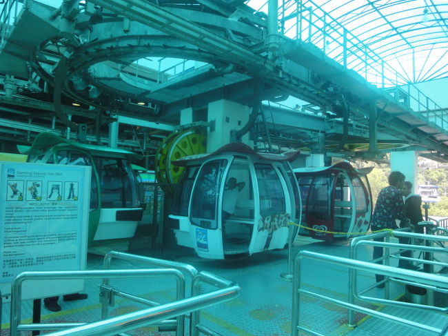 写真の色が青っぽくなってしまいましたが・・・<br /><br />ここから3.4kmの道のりを約15分かけてロープウェイで登っていきます。