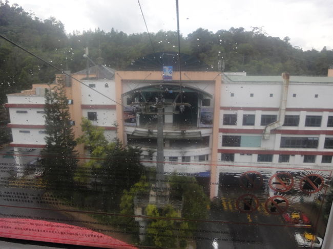 登っていく様子。<br /><br />ちょっと怖い…