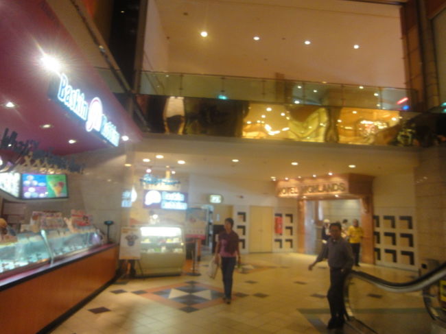 到着すると、カジノがあったり、ホテルがあったりします。