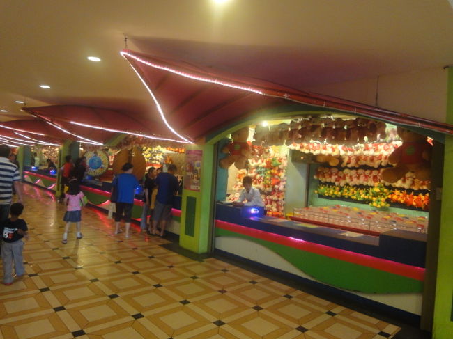 カジノには入らず、その辺をうろうろしました。<br /><br />ゲームセンターもあります。