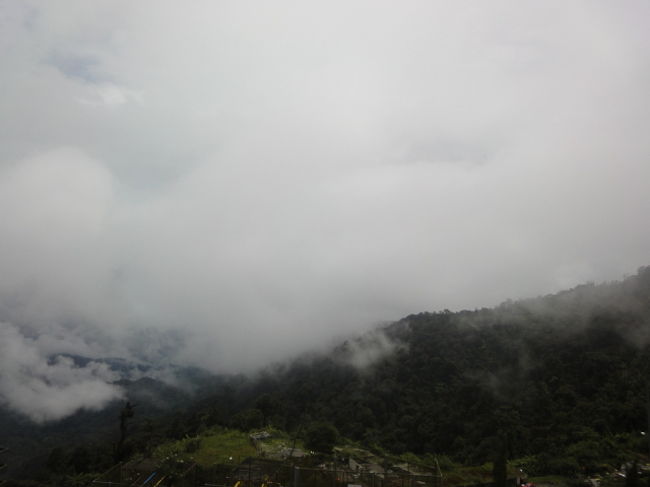 雲が下に見えます。<br /><br />とっても寒いので長袖持参で！！