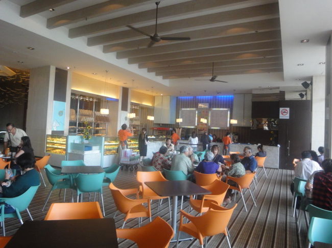 ランチはカフェにて。