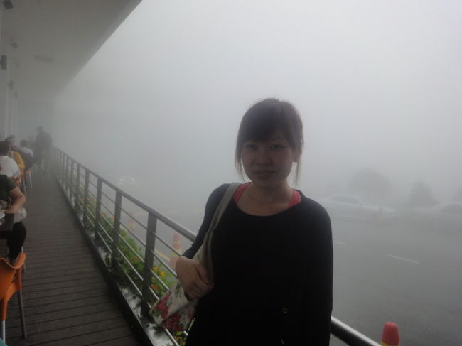 昼ごはんを食べていると急にあたりが雲に覆われました。<br /><br />一帯が雲の中に入り込んでしまいました。