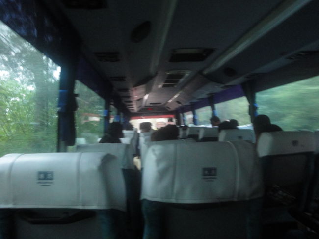 大雨が降ってきたので、ロープウェイで降りてそのままバスに乗ってKLへ帰ります。<br /><br />