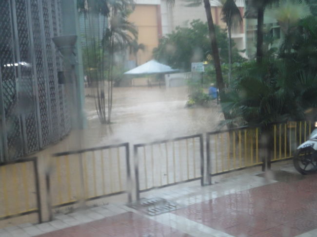 KL付近の様子。<br /><br />道が水につかってしまっていて、車も浸かっていました。