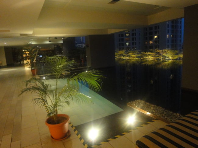 コンドに戻ったときには雨はやんでいました。<br /><br />なので9階のプールサイドでゆっくり。