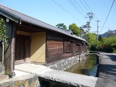 旧湯川家屋敷
江戸時代に建てられた武家屋敷で、藍場川沿いに長屋門があり、橋を渡って屋敷の中に入ります。川の水を屋敷内に引き入れて流水式の池泉庭園を造り、池から出た水を家の中に作られた「ハトバ」(川沿いに階段を作って、水に近づけるようにしたところ)で家庭用水として使った後、再び川に戻すなどしています。