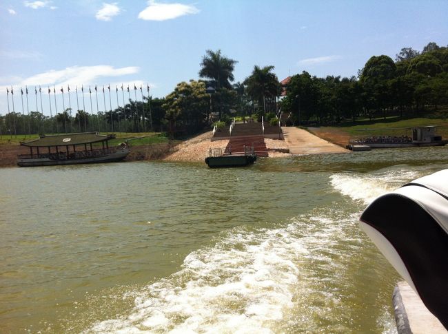 このボートに乗って往来する事も、もう無いかも知れない、と感じながらドンモーを後にした。