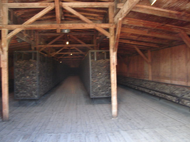 Barracs No.52<br /><br />何かが積み上げられています。