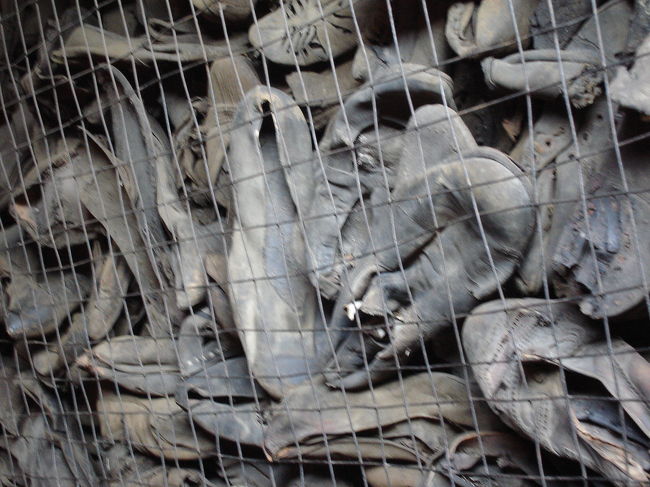 Barracs No.52<br /><br />囚人の靴でした、<br /><br />アウシュビッツではすべての物がガラスケースに覆われていたのですが、<br />ここではそこまで厳重に管理されていないようで、触れることも可能でした。<br /><br />怖くて触れられませんでした・・・。