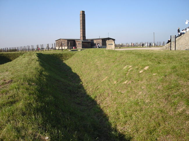 Crematorium<br /><br />死者は当初埋められていたそうです。<br />そしてガス室周辺にあるこの不自然な溝。<br />つまりこの溝は・・・・・・