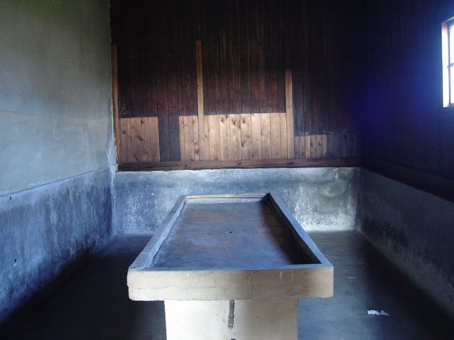 Crematorium<br /><br />Crematoriumに入ってみました。<br />まず最初に台が・・・。<br /><br />この台では死者から金品を撮るための台だったそうです。<br />衣類とか金歯とか・・・・・<br />