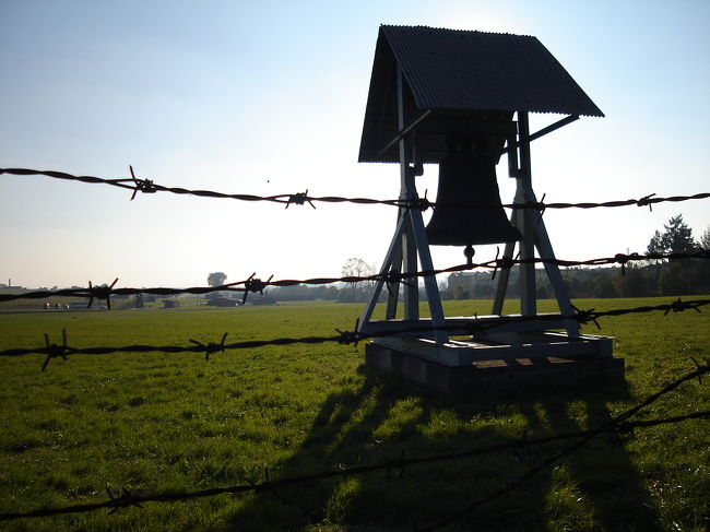 約2時間の見学を終えて帰途につきました。<br /><br />帰り道で偶然見つけた鐘です。<br /><br />犠牲者の冥福をお祈りします。<br /><br />（逆光でスイマセン）