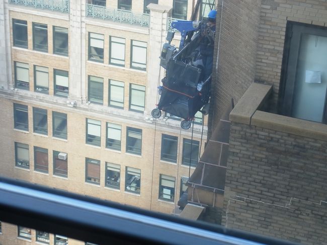 今日は朝の電車でポケプシーに戻ります。<br />ホテルの部屋から。<br />窓のお掃除ですか。。。気を付けてくださいね。<br />