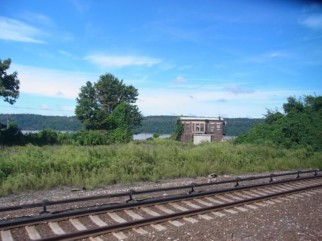 ハドソン川を見ながら。<br />なんで〜、帰る日にこんな上天気なのよ〜、と文句いいつつ。