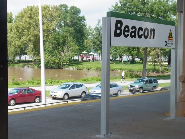 Beacon。。。ベーコンではないな。。。<br />再び、<br />辞書調べる。。信号灯、信号ブイ、灯台、のろし。。。<br />町の名前が？