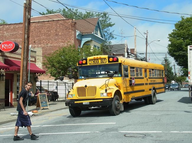 きゃぁ〜かわいいスクールバス♪<br />この形の車って、普通に今でもあるんですね。<br />鼻の長いバスって日本ではもう見かけませんよね？<br /><br />あの男の子って、いったい何頭身なんだろ。。。