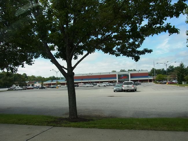 スーパーに寄ります。<br />女性はスーパーが大好きです。