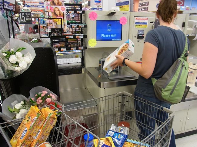 セルフ精算機。<br />読み取りが悪く、時間がかかっています。。