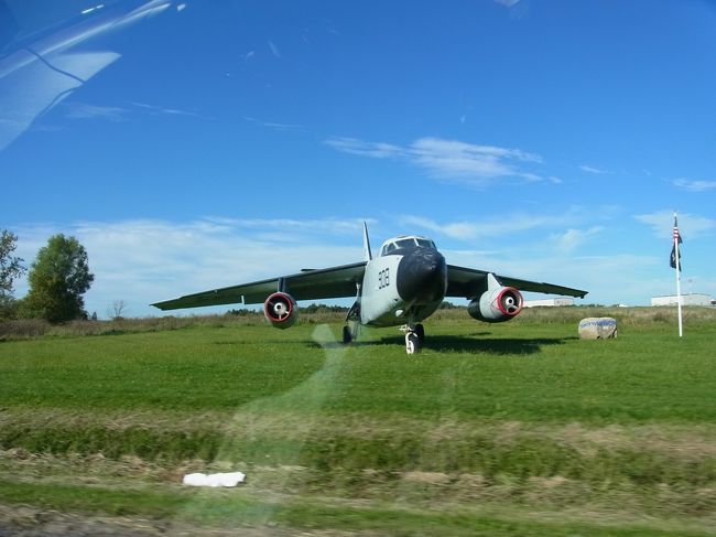 何かの広告？本物の軽飛行機。