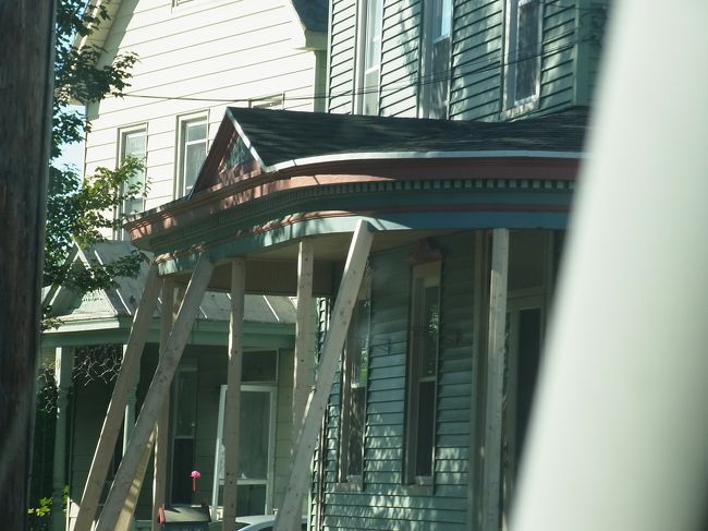 う〜む、こういうエントランスもあるんだ。<br />つっかえ棒をしているわけではなさそうだ。<br />え？つっかえ棒？？