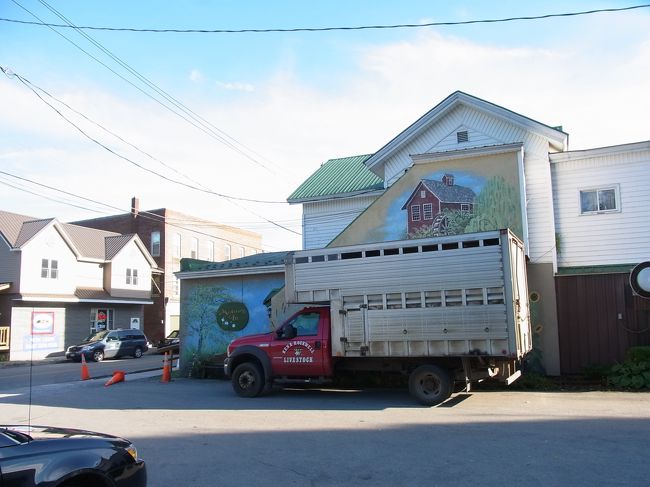 ちょっとドライブインでおやつを買います。<br />女性はおやつが大好きです。