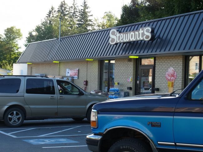 ドライブインというか？コンビニかな？<br />