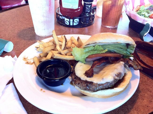 すっごく美味しかった！！<br />ソース甘めですが、アメリカのハンバーガーって<br />美味しいんですね〜♪<br />以前、New Yorkで食べたのは、高いだけで<br />美味しいとは思わなかったのですが、<br />再認識です。<br />