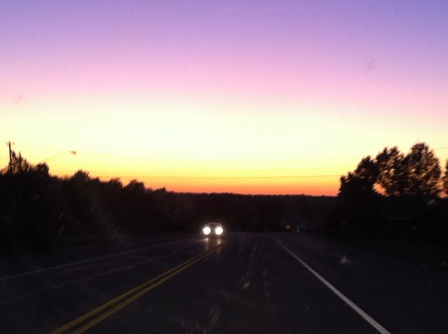 まだ着きません。この時点で19：46分です。<br />これからカナダとの国境を越えます。<br />カナダ側に入る時の検問所で、幾らくらい買い物してきたか？<br />と聞かれました。なんで聞くのかな？と、思ったけれど、<br />ここは入国審査というより税関審査なのね〜。<br />もうそろそろ着きます。<br />と、いいながら、アパートに着いたのは9：45分でした。<br />7時間はかかったのね。<br /><br />往復1890Kmのドライブと電車の旅でした。<br /><br />友人に感謝！！<br />