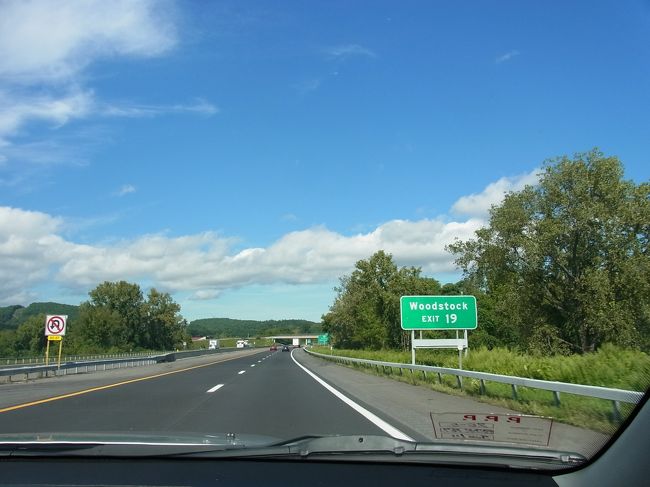 Woodstockと書いてある。。<br />でも後で調べたら、「Woodstock Music and Art Festival]<br />が開催されたのは、サリバン郡ベセルで開かれたそうですね。<br />すっかり地名だとばかり思っていました。<br />大昔、ロックの雑誌のレイアウトと装丁のアルバイトしたことがあるけれど、音楽自体に詳しくは無いので、知りませんでした。<br />ただ、私たちの年代は全くその真っ只中でしたので、<br />その情報はとても印象強く残っています。<br /><br />友人に「昔、ウッドストックという大きなコンサートがあったんだよ」と言っても、もちろん彼女は知りませ〜ん♪でした。