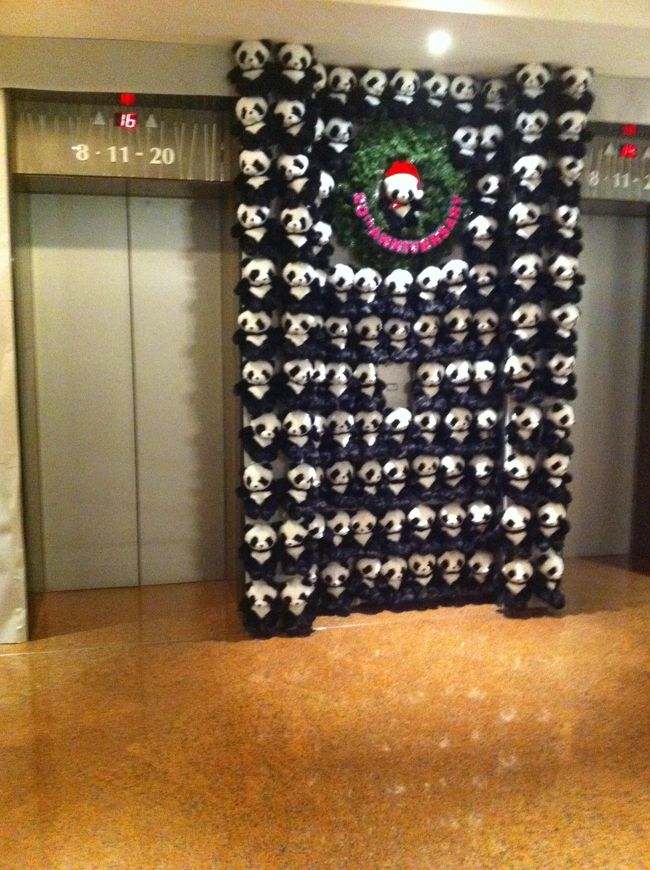 パンダのお迎え。<br />クリスマスの飾りつけですね。<br />かわいい〜。<br />この飾りつけは、まだ途中ですよ。