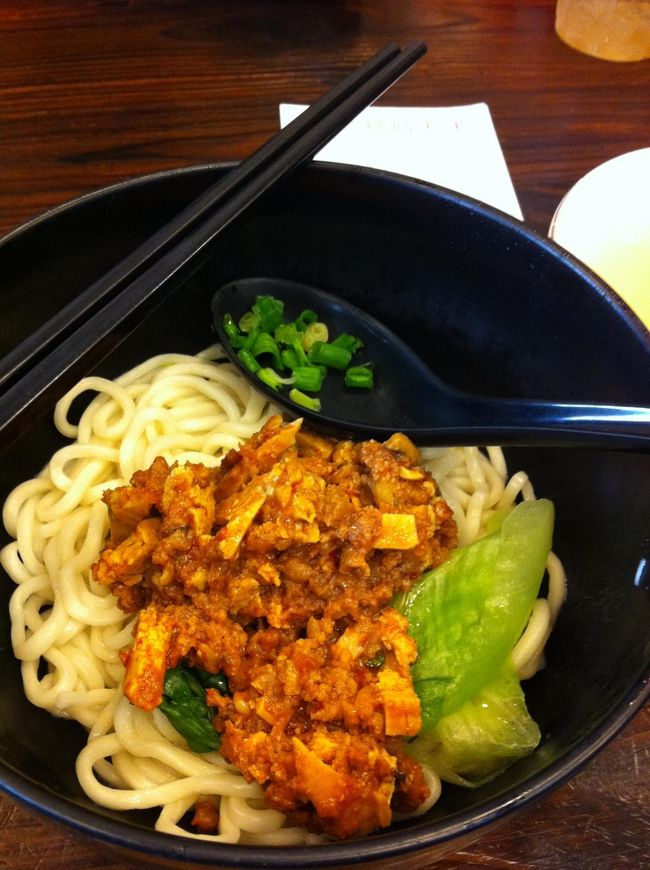 本当に地元のお店。<br />お昼はめちゃめちゃ混んでます。<br />でも我々日本人グループにとっても親切、無理やり席を作ってくれて、<br />写真もあるので、なんとか注文できました。<br />ジャージャー麺です。<br />スープが付いてくるのですが、最初混ぜてそのまま食べていると、<br />隣の香港のおばさんが、スープかけろ、とジェスチャーで教えてくれました。スープかけて食べるとさらに美味しい♪<br />ひつまぶしみたい？二度美味しいジャージャー麺でした。<br />ここの餃子も美味しかったです。<br />またここに食べに行きた〜い！