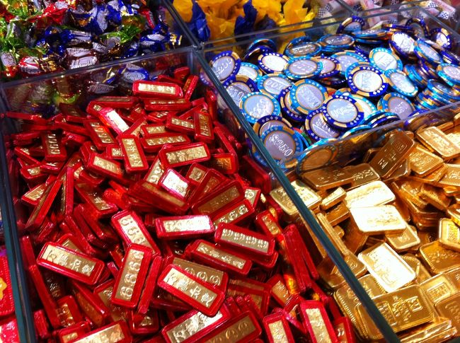 右上のは、カジノで見るチップ？